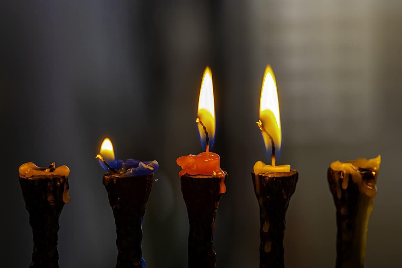 חנוכיה עם נרות דולקים